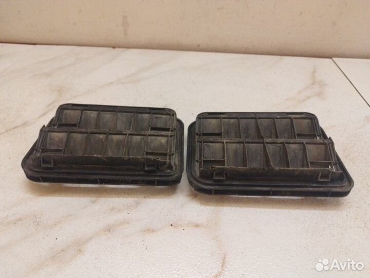 Решетка вентиляции багажника Renault Logan LS0G