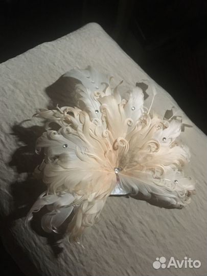 Заколка или брошь из натуральных кудрявых перьев