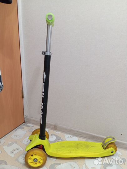 Самокат трехколесный