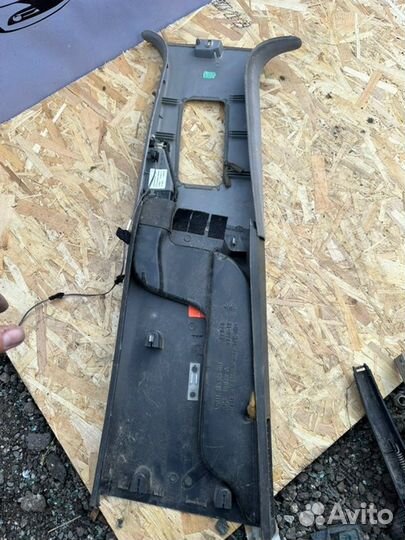 Накладка стойки правая Volkswagen Touareg 4.2 AXQ