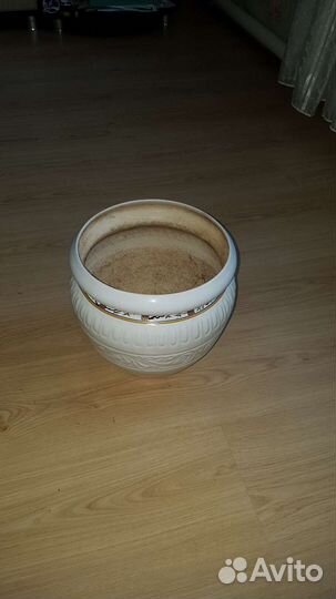 Большой цветочный горшок