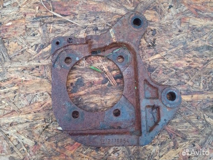 Скоба суппорта заднего правого Opel Astra j