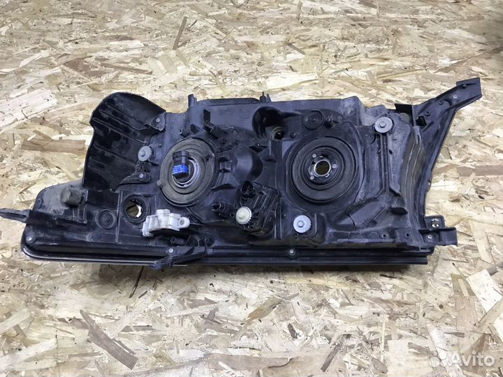 Фара оригинальная правая toyota land cruiser 200