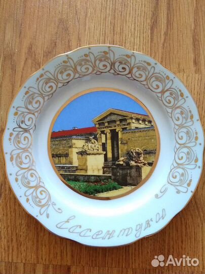 Сувенирные тарелки и вазочки