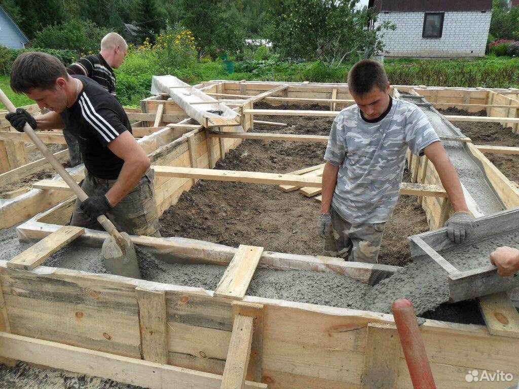 Строительство домов своими руками без опыта. Заливка фундамента. Заливаем фундамент. Заливка фундамента в частном доме. Заливка фундамента частного дома.