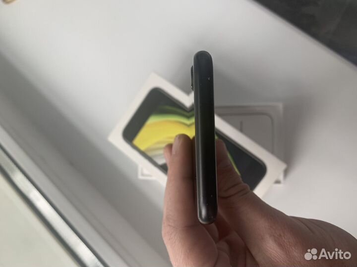 iPhone SE, 64 ГБ