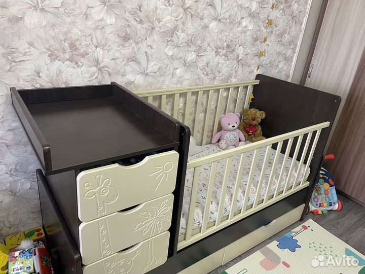 Детская кровать с пеленальным столиком