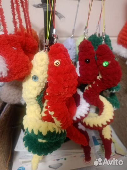 Вязанные змейки ручной работы