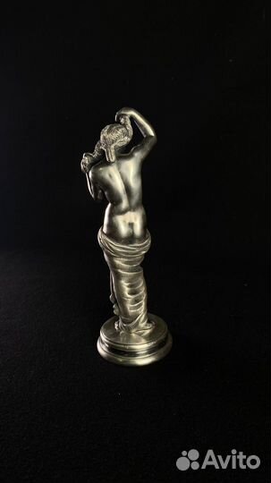 Серебряная статуэтка обнаженной молодой девушки