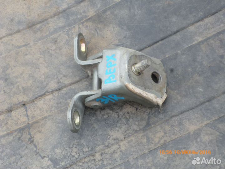 Петля двери задней правой верхняя Ниссан Альмера