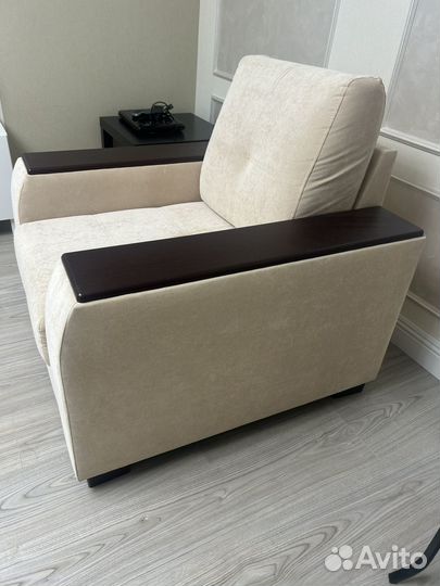 Кресло с пуфиком