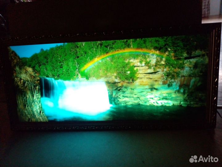 Картина с льющимся водопадом