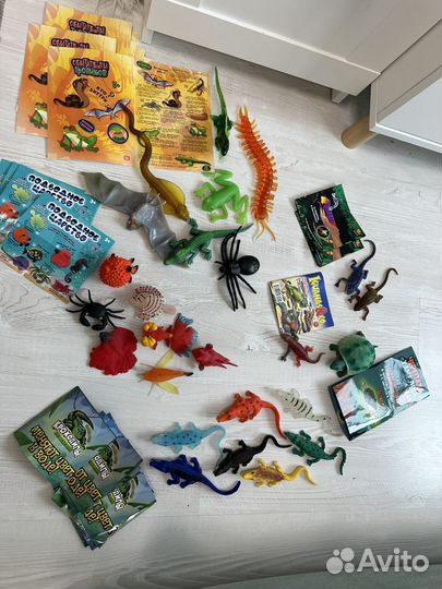 Фигурки разных серий (красное белое) к/б