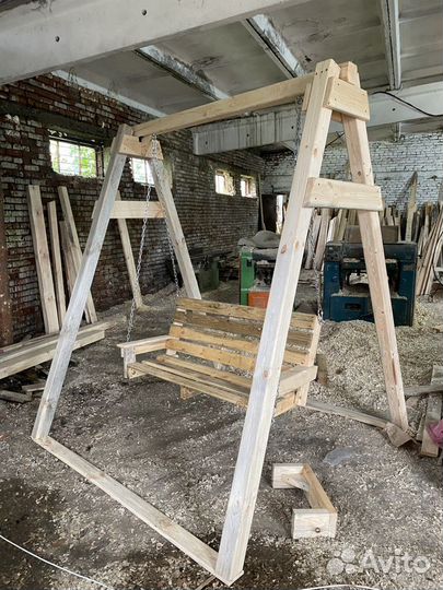 Садовая качеля деревянная