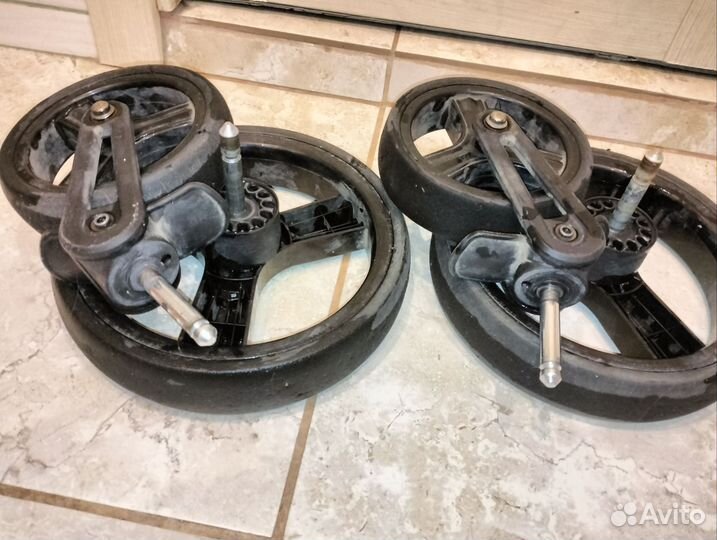 Колёсики от детской прогулочной коляски