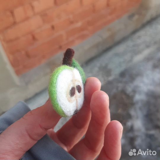 Брошь зелёное яблоко