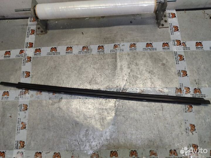 Накладка стекла передняя правая Toyota Corolla E12