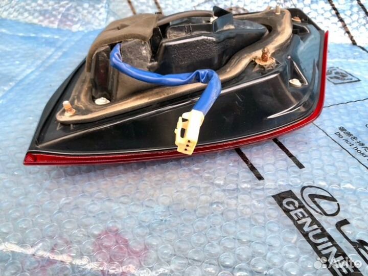 Фонарь багажника задний правый Toyota Lc 200