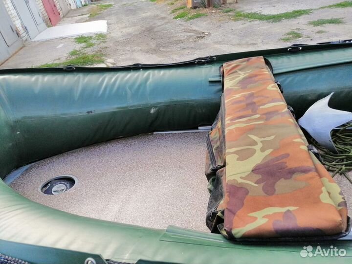 Лодка с мотором и прицепом