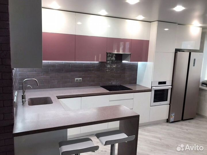 П-образный кухонный гарнитур современный