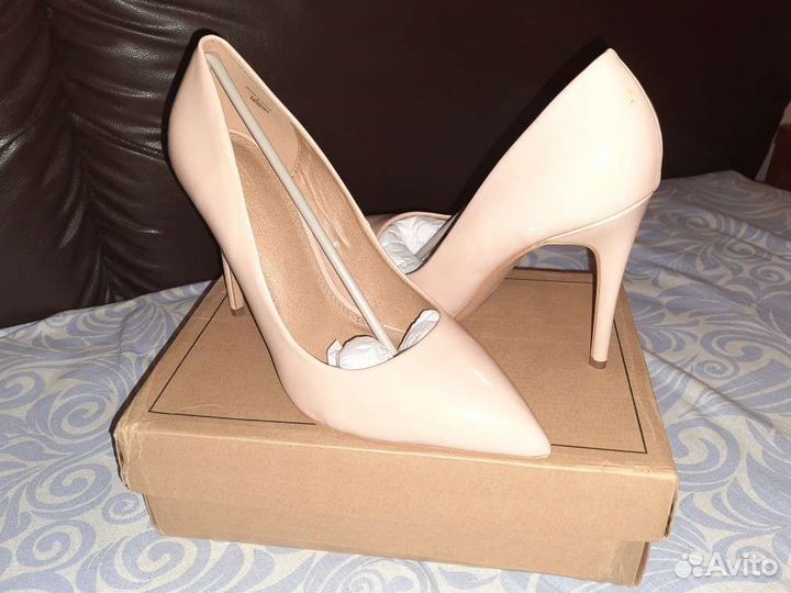 Туфли лодочки бежевые лакированные размер 42 (41)