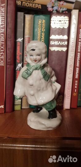 Фарфоровая статуэтка мальчик с санками