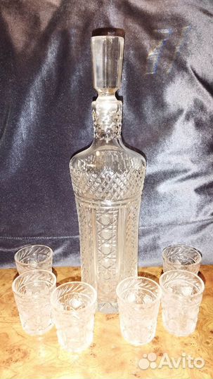 Хрустальный графин и стопки