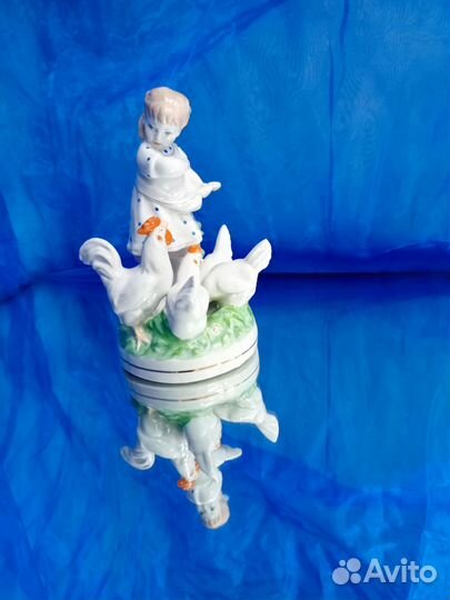 Статуэтка девочка кормит кур