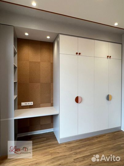 Шкаф белый, темный