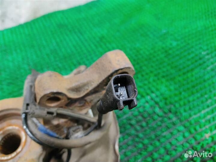 Кулак передний правый Mitsubishi Lancer 10 2010