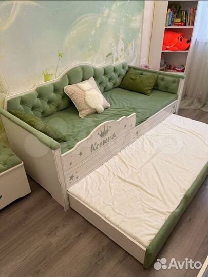 Детская кроватка в мягкой обивке цвет зеленый