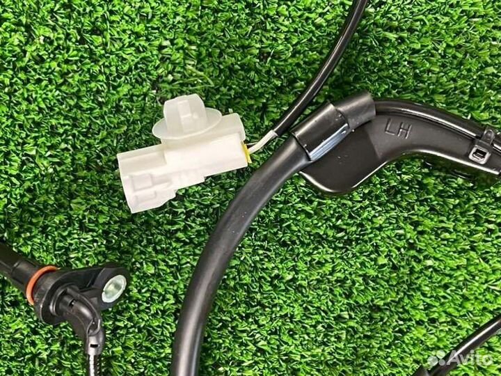 Датчик скорости передний левый Toyota Hilux