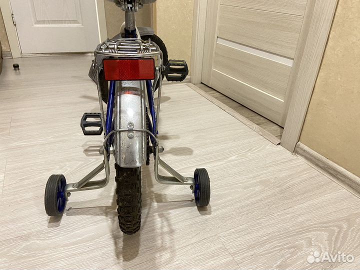 Велосипнд детский 16 дюймов с боковыми колесами