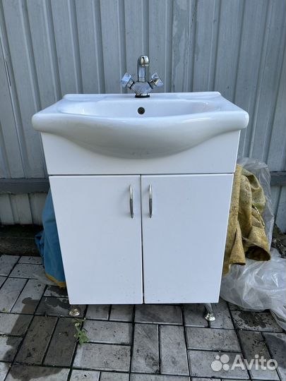 Раковина с тумбой