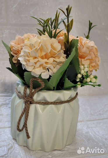 Интерьерная ваза с искусственными цветами