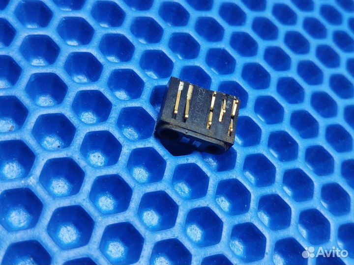 Nokia 8800 Classic. Разъем зарядки и наушников