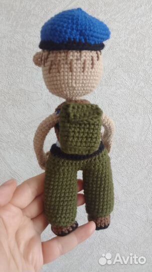 Солдат игрушка связан крючком