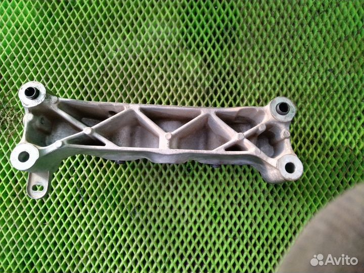 Кронштейн опоры двигателя Peugeot 308