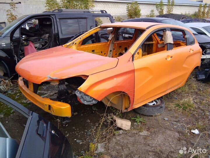 Продам переднюю часть кузова Лада Хрей