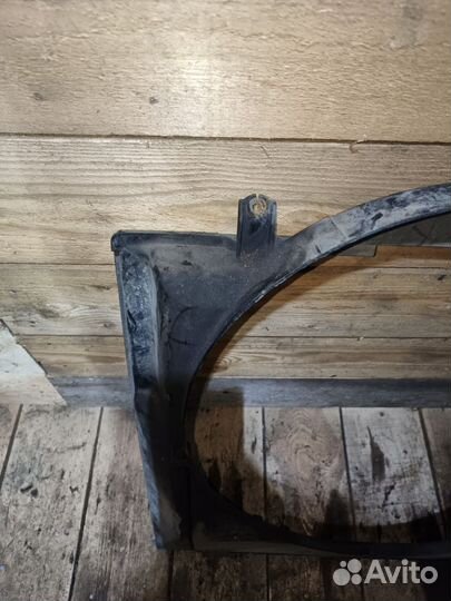 Диффузор вентилятора Toyota Hiace 1999г 2L