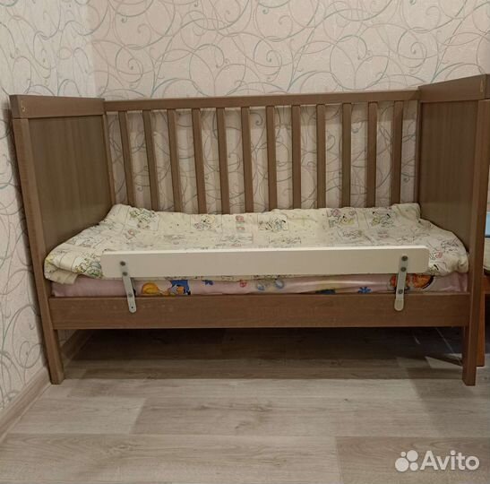 Детская кроватка с бортиком