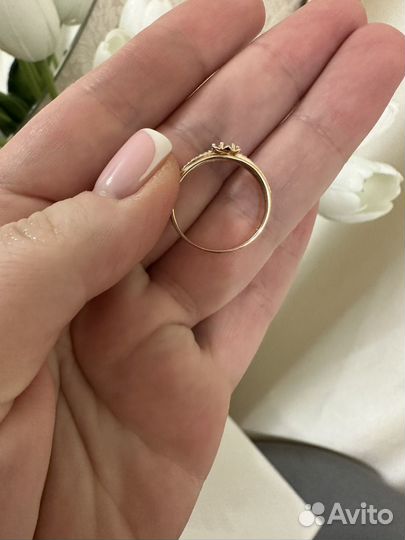 Кольцо с бриллиантом