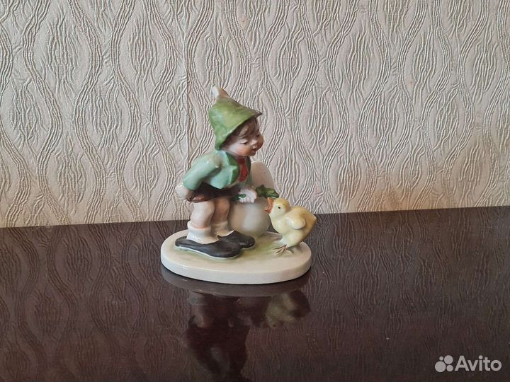 Мальчик с цыпленком фарфор Германия