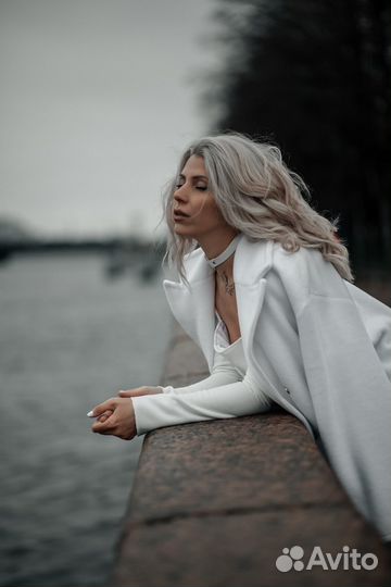 Белоснежное женское пальто плюш