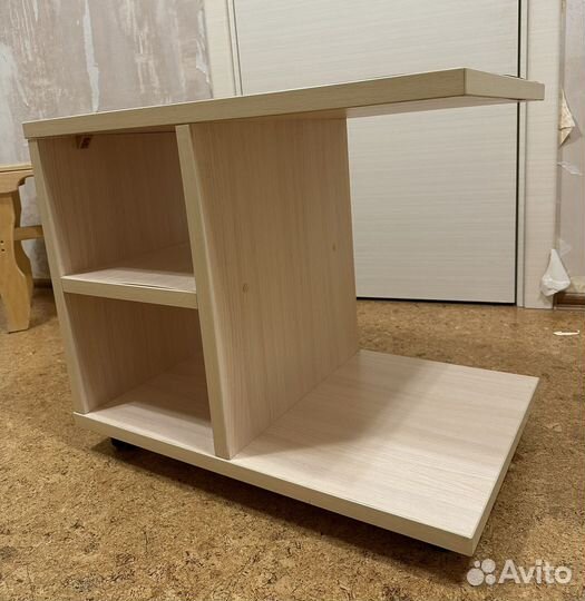 Журнальный столик на колесах