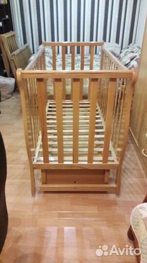 Детская кроватка с маятником