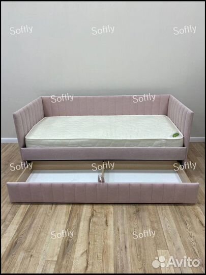 Детская кровать с мягкой спинкой