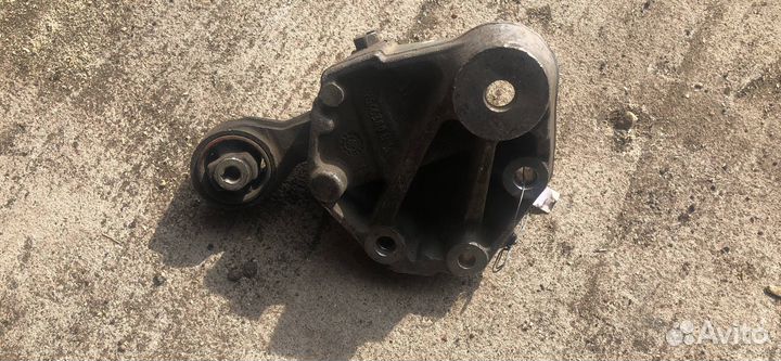 Кронштейн двигателя Peugeot 407 2005