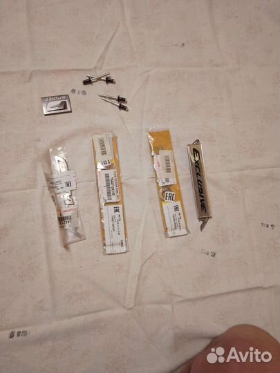 Эмблемы, наклейки