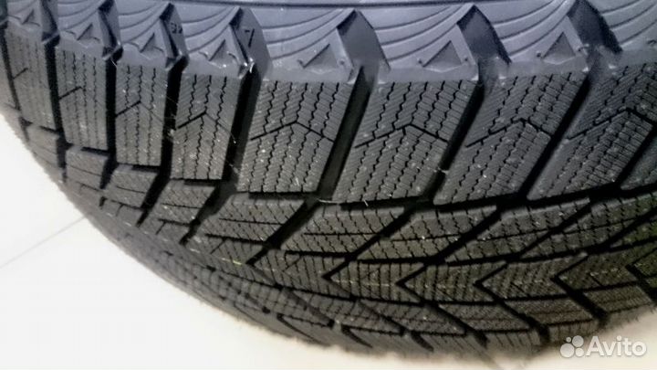 Nexen Winguard Ice Plus 235/45 R17 97T